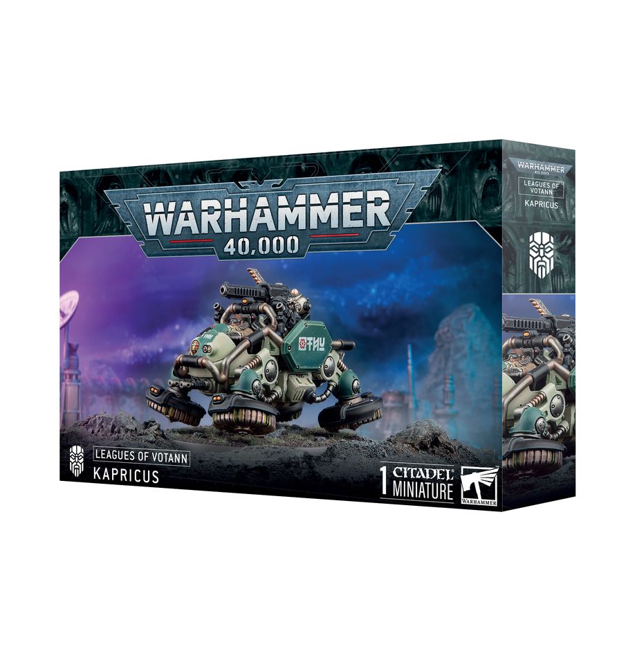 KAPRICUS DEFENDER/CARRIER: LEAGUES OF VOTANN WARHAMMER 40000. Los Káprica Defensores son rápidas máquinas exploradoras de bobina magnética. Fuertemente armados, algunos portan cañones de magnetorriel que pueden aniquilar blindados de tamaño muy superior al suyo. Otros llevan multicañones que, combinados con los cañones magnetoautomáticos del Defensor, permiten a su tripulación arrasar la infantería enemiga para apoyar el avance de los suyos. Con este kit multicomponente de plástico puedes montar un Káprica Defensor, un veloz vehículo de apoyo de fuego para tus ejércitos de las Ligas de los Votann de Warhammer 40,000. Rápido y resistente, con un arma pesada montada en afuste exterior (a elegir entre un cañón de magnetorriel capaz de atravesar blindajes, o un multicañón LasMAX antiinfantería) y dos cañones magnetoautomáticos, es perfecto para apoyar tu avance con una gran potencia de fuego adicional. El kit incluye seis cabezas para personalizar a la dotación, incluidas dos cabezas de Ferrofamiliares.