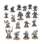 COMBAT PATROL: LEAGUES OF VOTANN WARHAMMER 40000. Vynn, Tumba de la Perdición es reconocido entre los suyos como un verdugo de las amenazas más temibles y un guardián implacable del futuro de su pueblo. Lidera una fuerza de choque flexible compuesta por versátiles Sucesores Combatientes, la élite de los Guardamoradas Einhyr y los pesados Estruendosos Brôkhyr para expandir las posesiones de la Familia. Si quieres asegurar tu territorio en nombre de los Ancestros, esta caja es la manera perfecta de comenzar una nueva colección de las Ligas de los Votann (o ampliar un ejército existente) y ahorrar dinero en comparación con la compra de las cajas por separado. La fuerza está liderada por Vynn, Tumba de la Perdición, un poderoso héroe equipado con un exotraje pesado, y acompañado por una escolta de Guardamoradas Einhyr. Una unidad de Estruendosos Brôkhyr proporciona apoyo a distancia mientras los Sucesores reclaman objetivos clave. Estas 19 miniaturas de plástico representan una fuerza completa del Baluarte de Vynn para usar en partidas tácticas y ajustadas de Patrulla de Warhammer 40,000. Las reglas de esta Patrulla están disponibles como descarga gratuita en el sitio web de Warhammer Community.
