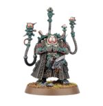 MEMNYR STRATEGIST: LEAGUES OF VOTANN WARHAMMER 40000. Los Estrategas Memnyr son tácticos marciales superlativos que aportan información para superar al enemigo y determinar sus puntos débiles. Pueden extrapolar tan bien los planes del enemigo que sus consejos rozan la precognición, lo que permite asestar golpes devastadores cuando menos se esperan. Con este kit multicomponente de plástico puedes montar un Estratega Memnyr, un genio táctico para tus ejércitos de las Ligas de los Votann de Warhammer 40,000. Capaces de calcular las variables de la batalla, pueden aportar su destreza logística a las unidades que comandan y a tu fuerza en general. Estos carismáticos héroes son ideales para darte ventaja en la batalla.