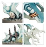 SPEARHEAD: NIGHTHAUNT – CURSED SHACKLEHORDE WARHAMMER AGE OF SIGMAR. Cuando las Noctánimas se congregan para ir a la guerra, lo hacen en torno a lugares de muerte. Al percibir a los vivos, descienden en masa a toda velocidad, invocando Hordas encadenadas alrededor de un Atormentado, impelido a capturar almas para arrastrarlas a los oscuros reinos del inframundo. Si tu objetivo es aumentar las filas de siervos de Nagash cosechando almas, esta caja es perfecta para empezar o ampliar una colección de Noctánimas de una forma más económica que comprando los kits por separado. La fuerza se congrega alrededor de un Atormentado protegido por dos Cadenaespectros. Los Espaderos Retornados y las Brujas Segadoras abruman al enemigo y toman objetivos clave, y dos veloces Filoterrores del Tormento montados acaban con las unidades debilitadas, toman objetivos desprotegidos y prestan apoyo allá donde haga falta. Estas miniaturas forman una Punta de lanza completa, lo que significa que puedes ponerte a jugar disputadas partidas tácticas y vengarte de los vivos nada más abrir la caja.