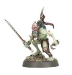 REGIMENT OF RENOWN: THE SCARLET JURY WARHAMMER AGE OF SIGMAR. Nadie escapa a la justicia de Ushoran; para asegurarse de ello, a veces hay que aliarse con toscos forasteros. Así lo cree el Gran Juez Gormayne, que recorre los reinos con sus miembros del “jurado”. Quienes comprenden la naturaleza de la aflicción de los necrófagos pueden seguirles la corriente, aprovechando la oportunidad de dirigir su frenesí en la batalla. Además, Gormayne puede mostrarse razonable, al menos parte del tiempo… Con este caja puedes montar al Jurado Escarlata, un regimiento de renombre para tus ejércitos de Ciudades de Sigmar, Altos Señores Kharadron, Esclavos de la Oscuridad, Noctánimas, Osiarcas Cosechahuesos, Necroseñores Pudrealmas, Piñohierroz, Mandamaloz, Mascatribus Ogors e Hijos de Behemat de Warhammer Age of Sigmar. También es perfecta para empezar o ampliar una colección de Cortes Comecarne de una forma más económica que comprando los kits por separado. Está dirigido por el Gran Juez Gormayne, un magistrado enajenado de la corte de Ushoran, y un Decapitador Real que ejecuta sus sentencias. El “jurado” está formado por una unidad de Guardia de la Cripta, guerreros de élite ansiosos por ejecutar sin titubear la voluntad de su señor.