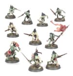 REGIMENT OF RENOWN: THE SCARLET JURY WARHAMMER AGE OF SIGMAR. Nadie escapa a la justicia de Ushoran; para asegurarse de ello, a veces hay que aliarse con toscos forasteros. Así lo cree el Gran Juez Gormayne, que recorre los reinos con sus miembros del “jurado”. Quienes comprenden la naturaleza de la aflicción de los necrófagos pueden seguirles la corriente, aprovechando la oportunidad de dirigir su frenesí en la batalla. Además, Gormayne puede mostrarse razonable, al menos parte del tiempo… Con este caja puedes montar al Jurado Escarlata, un regimiento de renombre para tus ejércitos de Ciudades de Sigmar, Altos Señores Kharadron, Esclavos de la Oscuridad, Noctánimas, Osiarcas Cosechahuesos, Necroseñores Pudrealmas, Piñohierroz, Mandamaloz, Mascatribus Ogors e Hijos de Behemat de Warhammer Age of Sigmar. También es perfecta para empezar o ampliar una colección de Cortes Comecarne de una forma más económica que comprando los kits por separado. Está dirigido por el Gran Juez Gormayne, un magistrado enajenado de la corte de Ushoran, y un Decapitador Real que ejecuta sus sentencias. El “jurado” está formado por una unidad de Guardia de la Cripta, guerreros de élite ansiosos por ejecutar sin titubear la voluntad de su señor.