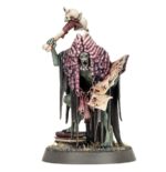 REGIMENT OF RENOWN: THE SCARLET JURY WARHAMMER AGE OF SIGMAR. Nadie escapa a la justicia de Ushoran; para asegurarse de ello, a veces hay que aliarse con toscos forasteros. Así lo cree el Gran Juez Gormayne, que recorre los reinos con sus miembros del “jurado”. Quienes comprenden la naturaleza de la aflicción de los necrófagos pueden seguirles la corriente, aprovechando la oportunidad de dirigir su frenesí en la batalla. Además, Gormayne puede mostrarse razonable, al menos parte del tiempo… Con este caja puedes montar al Jurado Escarlata, un regimiento de renombre para tus ejércitos de Ciudades de Sigmar, Altos Señores Kharadron, Esclavos de la Oscuridad, Noctánimas, Osiarcas Cosechahuesos, Necroseñores Pudrealmas, Piñohierroz, Mandamaloz, Mascatribus Ogors e Hijos de Behemat de Warhammer Age of Sigmar. También es perfecta para empezar o ampliar una colección de Cortes Comecarne de una forma más económica que comprando los kits por separado. Está dirigido por el Gran Juez Gormayne, un magistrado enajenado de la corte de Ushoran, y un Decapitador Real que ejecuta sus sentencias. El “jurado” está formado por una unidad de Guardia de la Cripta, guerreros de élite ansiosos por ejecutar sin titubear la voluntad de su señor.