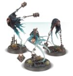 SPEARHEAD: NIGHTHAUNT – CURSED SHACKLEHORDE WARHAMMER AGE OF SIGMAR. Cuando las Noctánimas se congregan para ir a la guerra, lo hacen en torno a lugares de muerte. Al percibir a los vivos, descienden en masa a toda velocidad, invocando Hordas encadenadas alrededor de un Atormentado, impelido a capturar almas para arrastrarlas a los oscuros reinos del inframundo. Si tu objetivo es aumentar las filas de siervos de Nagash cosechando almas, esta caja es perfecta para empezar o ampliar una colección de Noctánimas de una forma más económica que comprando los kits por separado. La fuerza se congrega alrededor de un Atormentado protegido por dos Cadenaespectros. Los Espaderos Retornados y las Brujas Segadoras abruman al enemigo y toman objetivos clave, y dos veloces Filoterrores del Tormento montados acaban con las unidades debilitadas, toman objetivos desprotegidos y prestan apoyo allá donde haga falta. Estas miniaturas forman una Punta de lanza completa, lo que significa que puedes ponerte a jugar disputadas partidas tácticas y vengarte de los vivos nada más abrir la caja.