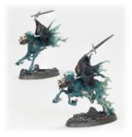 SPEARHEAD: NIGHTHAUNT – CURSED SHACKLEHORDE WARHAMMER AGE OF SIGMAR. Cuando las Noctánimas se congregan para ir a la guerra, lo hacen en torno a lugares de muerte. Al percibir a los vivos, descienden en masa a toda velocidad, invocando Hordas encadenadas alrededor de un Atormentado, impelido a capturar almas para arrastrarlas a los oscuros reinos del inframundo. Si tu objetivo es aumentar las filas de siervos de Nagash cosechando almas, esta caja es perfecta para empezar o ampliar una colección de Noctánimas de una forma más económica que comprando los kits por separado. La fuerza se congrega alrededor de un Atormentado protegido por dos Cadenaespectros. Los Espaderos Retornados y las Brujas Segadoras abruman al enemigo y toman objetivos clave, y dos veloces Filoterrores del Tormento montados acaban con las unidades debilitadas, toman objetivos desprotegidos y prestan apoyo allá donde haga falta. Estas miniaturas forman una Punta de lanza completa, lo que significa que puedes ponerte a jugar disputadas partidas tácticas y vengarte de los vivos nada más abrir la caja.