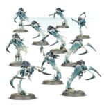 SPEARHEAD: NIGHTHAUNT – CURSED SHACKLEHORDE WARHAMMER AGE OF SIGMAR. Cuando las Noctánimas se congregan para ir a la guerra, lo hacen en torno a lugares de muerte. Al percibir a los vivos, descienden en masa a toda velocidad, invocando Hordas encadenadas alrededor de un Atormentado, impelido a capturar almas para arrastrarlas a los oscuros reinos del inframundo. Si tu objetivo es aumentar las filas de siervos de Nagash cosechando almas, esta caja es perfecta para empezar o ampliar una colección de Noctánimas de una forma más económica que comprando los kits por separado. La fuerza se congrega alrededor de un Atormentado protegido por dos Cadenaespectros. Los Espaderos Retornados y las Brujas Segadoras abruman al enemigo y toman objetivos clave, y dos veloces Filoterrores del Tormento montados acaban con las unidades debilitadas, toman objetivos desprotegidos y prestan apoyo allá donde haga falta. Estas miniaturas forman una Punta de lanza completa, lo que significa que puedes ponerte a jugar disputadas partidas tácticas y vengarte de los vivos nada más abrir la caja.