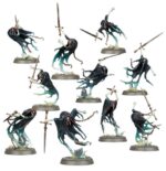 SPEARHEAD: NIGHTHAUNT – CURSED SHACKLEHORDE WARHAMMER AGE OF SIGMAR. Cuando las Noctánimas se congregan para ir a la guerra, lo hacen en torno a lugares de muerte. Al percibir a los vivos, descienden en masa a toda velocidad, invocando Hordas encadenadas alrededor de un Atormentado, impelido a capturar almas para arrastrarlas a los oscuros reinos del inframundo. Si tu objetivo es aumentar las filas de siervos de Nagash cosechando almas, esta caja es perfecta para empezar o ampliar una colección de Noctánimas de una forma más económica que comprando los kits por separado. La fuerza se congrega alrededor de un Atormentado protegido por dos Cadenaespectros. Los Espaderos Retornados y las Brujas Segadoras abruman al enemigo y toman objetivos clave, y dos veloces Filoterrores del Tormento montados acaban con las unidades debilitadas, toman objetivos desprotegidos y prestan apoyo allá donde haga falta. Estas miniaturas forman una Punta de lanza completa, lo que significa que puedes ponerte a jugar disputadas partidas tácticas y vengarte de los vivos nada más abrir la caja.
