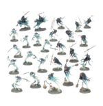 SPEARHEAD: NIGHTHAUNT – CURSED SHACKLEHORDE WARHAMMER AGE OF SIGMAR. Cuando las Noctánimas se congregan para ir a la guerra, lo hacen en torno a lugares de muerte. Al percibir a los vivos, descienden en masa a toda velocidad, invocando Hordas encadenadas alrededor de un Atormentado, impelido a capturar almas para arrastrarlas a los oscuros reinos del inframundo. Si tu objetivo es aumentar las filas de siervos de Nagash cosechando almas, esta caja es perfecta para empezar o ampliar una colección de Noctánimas de una forma más económica que comprando los kits por separado. La fuerza se congrega alrededor de un Atormentado protegido por dos Cadenaespectros. Los Espaderos Retornados y las Brujas Segadoras abruman al enemigo y toman objetivos clave, y dos veloces Filoterrores del Tormento montados acaban con las unidades debilitadas, toman objetivos desprotegidos y prestan apoyo allá donde haga falta. Estas miniaturas forman una Punta de lanza completa, lo que significa que puedes ponerte a jugar disputadas partidas tácticas y vengarte de los vivos nada más abrir la caja.
