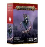 LORD VITRIOLIC: NIGHTHAUNT WARHAMMER AGE OF SIGMAR. El Señor Vitriólico es un envenenador excelso que crea todo tipo de pociones para arrojárselas a sus enemigos. Gases que infunden miedo, ácidos abrasadores y elixires que marchitan el espíritu forman parte de su mortífero arsenal alquímico, que aflige tanto el cuerpo como el alma. Con este kit multicomponente de plástico puedes montar un Señor Vitriólico, un espantoso héroe envenenador para tu ejército de Noctánimas de Warhammer Age of Sigmar. Esta carismática criatura fabrica toda clase de mejunjes que lanza sobre el enemigo con un efecto devastador. Despliégalo en primera línea para ver a tus rivales retorcerse mientras sus unidades se marchitan y sus planes se derrumban.
