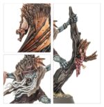 HIGH FALCONER FELGRYN WARHAMMER AGE OF SIGMAR. El Alto Halconero Felgryn, adorado por las masas de siervos y vilipendiado por sus compañeros abominables, es una muestra bestial de un linaje ya de por sí monstruoso. Es comprensible que este vampiro sienta afinidad con las criaturas salvajes, bestias que, enloquecidas por el engaño, obedecen sus órdenes confusas y espían al enemigo para atacarlo con garras relampagueantes. Con este kit multicomponente de plástico puedes montar al Alto Halconero Felgryn, un líder diabólico, y a su “halcón de caza” Garpa para tus ejércitos de Cortes Comecarne de Warhammer Age of Sigmar. Este retorcido guerrero usa sus bestias con gran efectividad, apoyando a tu ejército e inspirando a los siervos próximos a luchar con más tesón si cabe. Estas dinámicas miniaturas son una forma estupenda de darle todavía más personalidad a tu colección y ayudarte a alcanzar la victoria en el tablero de juego.