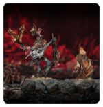 HIGH FALCONER FELGRYN WARHAMMER AGE OF SIGMAR. El Alto Halconero Felgryn, adorado por las masas de siervos y vilipendiado por sus compañeros abominables, es una muestra bestial de un linaje ya de por sí monstruoso. Es comprensible que este vampiro sienta afinidad con las criaturas salvajes, bestias que, enloquecidas por el engaño, obedecen sus órdenes confusas y espían al enemigo para atacarlo con garras relampagueantes. Con este kit multicomponente de plástico puedes montar al Alto Halconero Felgryn, un líder diabólico, y a su “halcón de caza” Garpa para tus ejércitos de Cortes Comecarne de Warhammer Age of Sigmar. Este retorcido guerrero usa sus bestias con gran efectividad, apoyando a tu ejército e inspirando a los siervos próximos a luchar con más tesón si cabe. Estas dinámicas miniaturas son una forma estupenda de darle todavía más personalidad a tu colección y ayudarte a alcanzar la victoria en el tablero de juego.