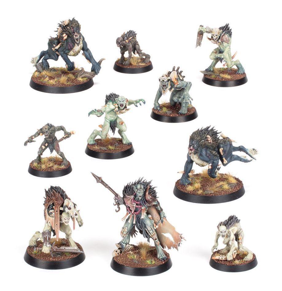 SPEARHEAD: FLESH-EATER COURTS – CHARNEL WATCH WARHAMMER AGE OF SIGMAR. La Guardia del Osario custodia las fronteras de los dominios de las Cortes Comecarne. Un Guardián Sangriento Abominable dirige el destacamento mientras Desolladores de la Cripta alados patrullan los cielos. Los Horrores de la Cripta se establecen en las fortalezas y las protegen frente a incursiones, y una banda de Fustigabestias Reales persigue a sus presas por los campos y las colinas de sus cotos de caza. Si deseas proteger los dominios de tu señor, esta caja es perfecta para empezar o ampliar una colección de Cortes Comecarne de una forma más económica que comprando los kits por separado. Dirigidos por un salvaje Guardián Sangriento Abominable y protegidos por Desolladores de la Cripta de élite, son una fuerza a tener muy en cuenta. Los Horrores de la Cripta se lanzan hacia delante para enfrentarse a las unidades más duras, y los Fustigabestias Reales controlan el campo de batalla y toman objetivos clave. Estas miniaturas forman una fuerza completa de Punta de lanza, lo que significa que podrás empezar a jugar disputadas partidas tácticas nada más abrir la caja.