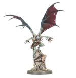 SPEARHEAD: FLESH-EATER COURTS – CHARNEL WATCH WARHAMMER AGE OF SIGMAR. La Guardia del Osario custodia las fronteras de los dominios de las Cortes Comecarne. Un Guardián Sangriento Abominable dirige el destacamento mientras Desolladores de la Cripta alados patrullan los cielos. Los Horrores de la Cripta se establecen en las fortalezas y las protegen frente a incursiones, y una banda de Fustigabestias Reales persigue a sus presas por los campos y las colinas de sus cotos de caza. Si deseas proteger los dominios de tu señor, esta caja es perfecta para empezar o ampliar una colección de Cortes Comecarne de una forma más económica que comprando los kits por separado. Dirigidos por un salvaje Guardián Sangriento Abominable y protegidos por Desolladores de la Cripta de élite, son una fuerza a tener muy en cuenta. Los Horrores de la Cripta se lanzan hacia delante para enfrentarse a las unidades más duras, y los Fustigabestias Reales controlan el campo de batalla y toman objetivos clave. Estas miniaturas forman una fuerza completa de Punta de lanza, lo que significa que podrás empezar a jugar disputadas partidas tácticas nada más abrir la caja.