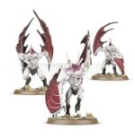 SPEARHEAD: FLESH-EATER COURTS – CHARNEL WATCH WARHAMMER AGE OF SIGMAR. La Guardia del Osario custodia las fronteras de los dominios de las Cortes Comecarne. Un Guardián Sangriento Abominable dirige el destacamento mientras Desolladores de la Cripta alados patrullan los cielos. Los Horrores de la Cripta se establecen en las fortalezas y las protegen frente a incursiones, y una banda de Fustigabestias Reales persigue a sus presas por los campos y las colinas de sus cotos de caza. Si deseas proteger los dominios de tu señor, esta caja es perfecta para empezar o ampliar una colección de Cortes Comecarne de una forma más económica que comprando los kits por separado. Dirigidos por un salvaje Guardián Sangriento Abominable y protegidos por Desolladores de la Cripta de élite, son una fuerza a tener muy en cuenta. Los Horrores de la Cripta se lanzan hacia delante para enfrentarse a las unidades más duras, y los Fustigabestias Reales controlan el campo de batalla y toman objetivos clave. Estas miniaturas forman una fuerza completa de Punta de lanza, lo que significa que podrás empezar a jugar disputadas partidas tácticas nada más abrir la caja.