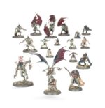 SPEARHEAD: FLESH-EATER COURTS – CHARNEL WATCH WARHAMMER AGE OF SIGMAR. La Guardia del Osario custodia las fronteras de los dominios de las Cortes Comecarne. Un Guardián Sangriento Abominable dirige el destacamento mientras Desolladores de la Cripta alados patrullan los cielos. Los Horrores de la Cripta se establecen en las fortalezas y las protegen frente a incursiones, y una banda de Fustigabestias Reales persigue a sus presas por los campos y las colinas de sus cotos de caza. Si deseas proteger los dominios de tu señor, esta caja es perfecta para empezar o ampliar una colección de Cortes Comecarne de una forma más económica que comprando los kits por separado. Dirigidos por un salvaje Guardián Sangriento Abominable y protegidos por Desolladores de la Cripta de élite, son una fuerza a tener muy en cuenta. Los Horrores de la Cripta se lanzan hacia delante para enfrentarse a las unidades más duras, y los Fustigabestias Reales controlan el campo de batalla y toman objetivos clave. Estas miniaturas forman una fuerza completa de Punta de lanza, lo que significa que podrás empezar a jugar disputadas partidas tácticas nada más abrir la caja.