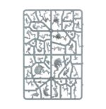 SPEARHEAD: FLESH-EATER COURTS – CHARNEL WATCH WARHAMMER AGE OF SIGMAR. La Guardia del Osario custodia las fronteras de los dominios de las Cortes Comecarne. Un Guardián Sangriento Abominable dirige el destacamento mientras Desolladores de la Cripta alados patrullan los cielos. Los Horrores de la Cripta se establecen en las fortalezas y las protegen frente a incursiones, y una banda de Fustigabestias Reales persigue a sus presas por los campos y las colinas de sus cotos de caza. Si deseas proteger los dominios de tu señor, esta caja es perfecta para empezar o ampliar una colección de Cortes Comecarne de una forma más económica que comprando los kits por separado. Dirigidos por un salvaje Guardián Sangriento Abominable y protegidos por Desolladores de la Cripta de élite, son una fuerza a tener muy en cuenta. Los Horrores de la Cripta se lanzan hacia delante para enfrentarse a las unidades más duras, y los Fustigabestias Reales controlan el campo de batalla y toman objetivos clave. Estas miniaturas forman una fuerza completa de Punta de lanza, lo que significa que podrás empezar a jugar disputadas partidas tácticas nada más abrir la caja.