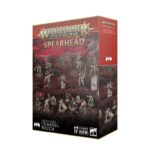 SPEARHEAD: FLESH-EATER COURTS – CHARNEL WATCH WARHAMMER AGE OF SIGMAR. La Guardia del Osario custodia las fronteras de los dominios de las Cortes Comecarne. Un Guardián Sangriento Abominable dirige el destacamento mientras Desolladores de la Cripta alados patrullan los cielos. Los Horrores de la Cripta se establecen en las fortalezas y las protegen frente a incursiones, y una banda de Fustigabestias Reales persigue a sus presas por los campos y las colinas de sus cotos de caza. Si deseas proteger los dominios de tu señor, esta caja es perfecta para empezar o ampliar una colección de Cortes Comecarne de una forma más económica que comprando los kits por separado. Dirigidos por un salvaje Guardián Sangriento Abominable y protegidos por Desolladores de la Cripta de élite, son una fuerza a tener muy en cuenta. Los Horrores de la Cripta se lanzan hacia delante para enfrentarse a las unidades más duras, y los Fustigabestias Reales controlan el campo de batalla y toman objetivos clave. Estas miniaturas forman una fuerza completa de Punta de lanza, lo que significa que podrás empezar a jugar disputadas partidas tácticas nada más abrir la caja.