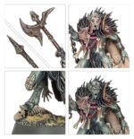 SPEARHEAD: FLESH-EATER COURTS – CHARNEL WATCH WARHAMMER AGE OF SIGMAR. La Guardia del Osario custodia las fronteras de los dominios de las Cortes Comecarne. Un Guardián Sangriento Abominable dirige el destacamento mientras Desolladores de la Cripta alados patrullan los cielos. Los Horrores de la Cripta se establecen en las fortalezas y las protegen frente a incursiones, y una banda de Fustigabestias Reales persigue a sus presas por los campos y las colinas de sus cotos de caza. Si deseas proteger los dominios de tu señor, esta caja es perfecta para empezar o ampliar una colección de Cortes Comecarne de una forma más económica que comprando los kits por separado. Dirigidos por un salvaje Guardián Sangriento Abominable y protegidos por Desolladores de la Cripta de élite, son una fuerza a tener muy en cuenta. Los Horrores de la Cripta se lanzan hacia delante para enfrentarse a las unidades más duras, y los Fustigabestias Reales controlan el campo de batalla y toman objetivos clave. Estas miniaturas forman una fuerza completa de Punta de lanza, lo que significa que podrás empezar a jugar disputadas partidas tácticas nada más abrir la caja.