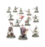 REGIMENT OF RENOWN: THE SCARLET JURY WARHAMMER AGE OF SIGMAR. Nadie escapa a la justicia de Ushoran; para asegurarse de ello, a veces hay que aliarse con toscos forasteros. Así lo cree el Gran Juez Gormayne, que recorre los reinos con sus miembros del “jurado”. Quienes comprenden la naturaleza de la aflicción de los necrófagos pueden seguirles la corriente, aprovechando la oportunidad de dirigir su frenesí en la batalla. Además, Gormayne puede mostrarse razonable, al menos parte del tiempo… Con este caja puedes montar al Jurado Escarlata, un regimiento de renombre para tus ejércitos de Ciudades de Sigmar, Altos Señores Kharadron, Esclavos de la Oscuridad, Noctánimas, Osiarcas Cosechahuesos, Necroseñores Pudrealmas, Piñohierroz, Mandamaloz, Mascatribus Ogors e Hijos de Behemat de Warhammer Age of Sigmar. También es perfecta para empezar o ampliar una colección de Cortes Comecarne de una forma más económica que comprando los kits por separado. Está dirigido por el Gran Juez Gormayne, un magistrado enajenado de la corte de Ushoran, y un Decapitador Real que ejecuta sus sentencias. El “jurado” está formado por una unidad de Guardia de la Cripta, guerreros de élite ansiosos por ejecutar sin titubear la voluntad de su señor.
