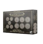 LEGIONS IMPERIALIS: ORDER TOKENS AND OBJECTIVE MARKERS WARHAMMER THE HORUS HERESY. La Herejía de Horus trajo consigo batallas colosales entre columnas enteras de blindados, ingentes ejércitos de infantería y enormes ingenios de guerra en todos los frentes. Los comandantes de tan épicos enfrentamientos despachaban órdenes a grandes grupos de unidades para que se reposicionaran, se atrincherasen para desplegar su potencia de fuego o se abalanzaran al combate. Con este conjunto de marcadores y fichas de plástico podrás llevar cómodamente un registro de las ordenes asignadas a tus unidades en partidas de Legions Imperialis. Trae fichas de First Fire, Advance, March, Charge y Fall Back con el icono de Legions Imperiales en el reverso, para ocultárselas a tu oponente. También incluye seis marcadores de objetivo con las etiquetas A, B, C, D, E y F. Están fabricados en relieve para que puedas usarlos tantos pintados como sin pintar. Concéntrate en la partida y no pierdas la cuenta de tus unidades clave con estas fichas.