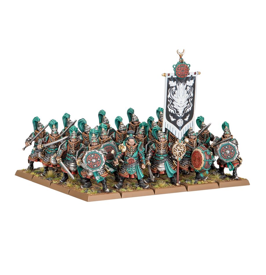 Grand cathay: jade warriors warhammer the old world. Los guerreros de jade reciben su nombre de una piedra sagrada del emperador dragón, símbolo de la naturaleza implacable de su imperio. Armados con alabardas y equipados con pesadas armaduras y escudos, son el bastión contra el que se quiebra el enemigo, ya sea defendiendo los muros de su ciudad o resistiendo en el corazón de la línea de batalla. Con este kit multicomponente de plástico puedes montar 20 jade warriors, infantería pesada para tus armies of grand cathay de warhammer: the old world. Estas tropas constituyen una línea de batalla ideal para tu ejército, capaces de defender tu territorio o avanzar para conquistar terreno. Pueden montarse como una sola unidad grande o como dos unidades de 10 guerreros, cada una con su propio champion, standard bearer y musician opcionales. Los jade warriors pueden equiparse con hand weapon y shield o con halberd, lo que te ofrece flexibilidad táctica. El set incluye 40 cabezas en 10 diseños distintos, y son intercambiables entre las miniaturas, al igual que los penachos y accesorios decorativos, como bolsas y teteras.