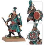 GRAND CATHAY: JADE WARRIORS WARHAMMER THE OLD WORLD. Los Guerreros de Jade reciben su nombre de una piedra sagrada del Emperador Dragón, símbolo de la naturaleza implacable de su imperio. Armados con alabardas y equipados con pesadas armaduras y escudos, son el bastión contra el que se quiebra el enemigo, ya sea defendiendo los muros de su ciudad o resistiendo en el corazón de la línea de batalla. Con este kit multicomponente de plástico puedes montar 20 Jade Warriors, infantería pesada para tus Armies of Grand Cathay de Warhammer: The Old World. Estas tropas constituyen una línea de batalla ideal para tu ejército, capaces de defender tu territorio o avanzar para conquistar terreno. Pueden montarse como una sola unidad grande o como dos unidades de 10 guerreros, cada una con su propio champion, standard bearer y musician opcionales. Los Jade Warriors pueden equiparse con hand weapon y shield o con halberd, lo que te ofrece flexibilidad táctica. El set incluye 40 cabezas en 10 diseños distintos, y son intercambiables entre las miniaturas, al igual que los penachos y accesorios decorativos, como bolsas y teteras.