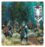 GRAND CATHAY: JADE WARRIORS WARHAMMER THE OLD WORLD. Los Guerreros de Jade reciben su nombre de una piedra sagrada del Emperador Dragón, símbolo de la naturaleza implacable de su imperio. Armados con alabardas y equipados con pesadas armaduras y escudos, son el bastión contra el que se quiebra el enemigo, ya sea defendiendo los muros de su ciudad o resistiendo en el corazón de la línea de batalla. Con este kit multicomponente de plástico puedes montar 20 Jade Warriors, infantería pesada para tus Armies of Grand Cathay de Warhammer: The Old World. Estas tropas constituyen una línea de batalla ideal para tu ejército, capaces de defender tu territorio o avanzar para conquistar terreno. Pueden montarse como una sola unidad grande o como dos unidades de 10 guerreros, cada una con su propio champion, standard bearer y musician opcionales. Los Jade Warriors pueden equiparse con hand weapon y shield o con halberd, lo que te ofrece flexibilidad táctica. El set incluye 40 cabezas en 10 diseños distintos, y son intercambiables entre las miniaturas, al igual que los penachos y accesorios decorativos, como bolsas y teteras.