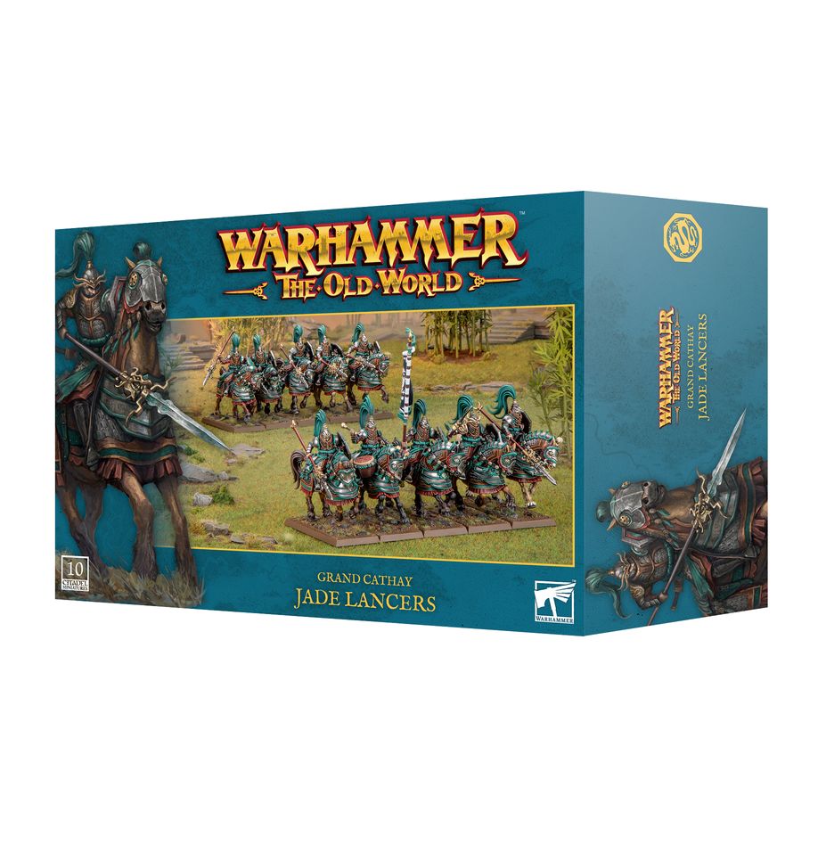 Grand cathay: jade lancers warhammer the old world. Los lanceros de jade son regimientos de caballería con una considerable habilidad y disciplina que han sido reclutados entre los soldados de las grandes ciudades. Además de ser una fuerza poderosa en campo abierto, los lanceros de jade se entrenan para combatir en las estrechas calles de sus urbes y en los terrenos densos de sus alrededores. Son capaces de lanzar cargas devastadoras a través de callejones angostos, puentes y túneles que atraviesan los muros de la ciudad, y también en medio de la maleza espesa o el lodo profundo. Con este kit multicomponente de plástico puedes montar 10 jade lancers, caballería pesada para tus armies of gran cathay de warhammer: the old world. Estos veteranos curtidos son excelentes tropas de choque y ágiles defensores que pueden apoyar rápidamente a tu infantería. Pueden montarse como una sola unidad grande o como dos unidades de 5 jade lancers, cada una con su propio champion, standard bearer y musician opcionales.