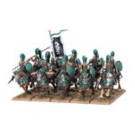 GRAND CATHAY: JADE LANCERS WARHAMMER THE OLD WORLD. Los Lanceros de Jade son regimientos de caballería con una considerable habilidad y disciplina que han sido reclutados entre los soldados de las grandes ciudades. Además de ser una fuerza poderosa en campo abierto, los Lanceros de Jade se entrenan para combatir en las estrechas calles de sus urbes y en los terrenos densos de sus alrededores. Son capaces de lanzar cargas devastadoras a través de callejones angostos, puentes y túneles que atraviesan los muros de la ciudad, y también en medio de la maleza espesa o el lodo profundo. Con este kit multicomponente de plástico puedes montar 10 Jade Lancers, caballería pesada para tus Armies of Gran Cathay de Warhammer: The Old World. Estos veteranos curtidos son excelentes tropas de choque y ágiles defensores que pueden apoyar rápidamente a tu infantería. Pueden montarse como una sola unidad grande o como dos unidades de 5 Jade Lancers, cada una con su propio champion, standard bearer y musician opcionales.