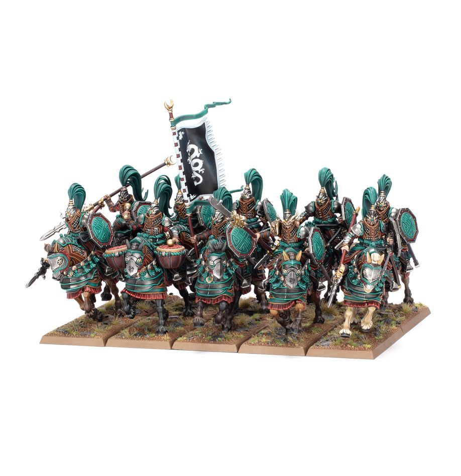 Grand cathay: jade lancers warhammer the old world. Los lanceros de jade son regimientos de caballería con una considerable habilidad y disciplina que han sido reclutados entre los soldados de las grandes ciudades. Además de ser una fuerza poderosa en campo abierto, los lanceros de jade se entrenan para combatir en las estrechas calles de sus urbes y en los terrenos densos de sus alrededores. Son capaces de lanzar cargas devastadoras a través de callejones angostos, puentes y túneles que atraviesan los muros de la ciudad, y también en medio de la maleza espesa o el lodo profundo. Con este kit multicomponente de plástico puedes montar 10 jade lancers, caballería pesada para tus armies of gran cathay de warhammer: the old world. Estos veteranos curtidos son excelentes tropas de choque y ágiles defensores que pueden apoyar rápidamente a tu infantería. Pueden montarse como una sola unidad grande o como dos unidades de 5 jade lancers, cada una con su propio champion, standard bearer y musician opcionales.
