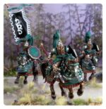 GRAND CATHAY: JADE LANCERS WARHAMMER THE OLD WORLD. Los Lanceros de Jade son regimientos de caballería con una considerable habilidad y disciplina que han sido reclutados entre los soldados de las grandes ciudades. Además de ser una fuerza poderosa en campo abierto, los Lanceros de Jade se entrenan para combatir en las estrechas calles de sus urbes y en los terrenos densos de sus alrededores. Son capaces de lanzar cargas devastadoras a través de callejones angostos, puentes y túneles que atraviesan los muros de la ciudad, y también en medio de la maleza espesa o el lodo profundo. Con este kit multicomponente de plástico puedes montar 10 Jade Lancers, caballería pesada para tus Armies of Gran Cathay de Warhammer: The Old World. Estos veteranos curtidos son excelentes tropas de choque y ágiles defensores que pueden apoyar rápidamente a tu infantería. Pueden montarse como una sola unidad grande o como dos unidades de 5 Jade Lancers, cada una con su propio champion, standard bearer y musician opcionales.