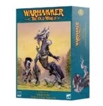 MIAO YING, THE STORM DRAGON WARHAMMER THE OLD WORLD. Miao Ying gobierna el norte de Catai desde su puesto en Nan-Gau como comandante de los ejércitos del Gran Bastión. Fría y distante incluso para un Dragón, ha asumido con estoicismo este solemne deber durante siglos, desde que el Dragón Celestial le confió la defensa de la frontera norte. Debido a la carga de su responsabilidad y al poder que ostenta como Dragón de la Tormenta, Miao Ying es considerada la favorita del Dragón Celestial por muchos de sus hermanos, y hace valer su autoridad sobre ellos, prefiriendo a menudo mantenerse al margen cuando se reúnen. Con este kit multicomponente de plástico puedes montar a Miao Ying en sus formas de dragón y humana para tus Armies of Gran Cathay en partidas de Warhammer: The Old World. En su forma humana, parece levitar sobre el campo de batalla, deleitándose en su poder mientras dirige a sus ejércitos. En su majestuosa forma de dragón, vuela a baja altura sobre el tablero, lista para desatar el poder mortal de sus colmillos y garras letales. En cualquiera de sus formas, es una general formidable y una poderosa hechicera. Tanto si te gusta jugar como si prefieres pintar o coleccionar, el Dragón de la Tormenta es una pieza central impresionante.