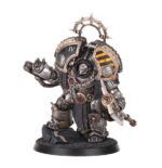 SATURNINE PRAETOR WARHAMMER THE HORUS HERESY. Algunos pretores se lanzan al campo de batalla enfundados en armaduras prototípicas o experimentales como la armadura Exterminador modelo Saturnine. Para cuando estos modelos se aprueban y distribuyen entre las Legiones, los pretores ya conocen perfectamente sus ventajas y desventajas y son capaces de guiar a sus compañías a las luchas más encarnizadas protegidos por las mejores armaduras del Imperium. Todo ello, unido a un armamento capaz de destruir incluso el temible chasis de un Dreadnought, convierte a estos comandantes en verdaderos colosos de guerra. Con este kit multicomponente de plástico puedes montar un Praetor en Saturnine Terminator Armour, un líder veterano para tus ejércitos de Legiones Astartes de Warhammer: The Horus Heresy. Este enorme héroe es un auténtico ariete, perfecto para liderar la carga en las luchas más encarnizadas. Los ataques rivales rebotan contra su armadura mientras aplasta a sus enemigos con el brutal armamento de combate que porta.