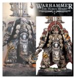 CENTURION WITH POWER MAUL WARHAMMER THE HORUS HERESY. Un centurión es a la vez un campeón y un oficial de línea de las Legiones Astartes. Alcanzar dicho rango es sinónimo de haber demostrado sobradamente su valía en el fragor del combate. Con este kit multicomponente de plástico puedes montar un Centurion, un líder para tus ejércitos de Legiones Astartes de Warhammer: The Horus Heresy. Está armado con una pesada power maul y un combi-melta, y es ideal para avanzar hacia el enemigo y guiar a tus fuerzas a la victoria. La armadura MKII “Cruzada” y su colección de honores de batalla lo distinguen como un veterano curtido en mil batallas. Está equipado con un cyber-familiar y trae dos cabezas entre las que elegir, una descubierta y otra con un casco con penacho transversal. La miniatura no lleva insignias específicas de ninguna Legión, por lo que puedes incluirla en cualquier fuerza de Marines Espaciales, tanto si eres leal al Emperador como si te has sumado a la rebelión de Horus.