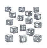 GREY KNIGHTS DICE WARHAMMER 40000. Los Caballeros Grises se encomiendan a sus Pronosticadores, quienes usan misteriosos augurios para adivinar el futuro y trazar el rumbo que deberá seguir el Capítulo para repeler la próxima incursión daemónica. En combate, confían tanto en estas predicciones como en sus propias habilidades y el poder de sus máquinas. Un juego de 16 dados de seis caras con esquinas cuadradas para usar en partidas de Warhammer 40,000, con la temática de los Caballeros Grises. Están fabricados en plástico acrílico de color gris perlado con muescas en tinta blanca, y miden 16 mm de arista. Las caras del 1 al 5 presentan los tradicionales puntos y la cara del 6 luce el icono destierradaemons de los Caballeros del Caos.