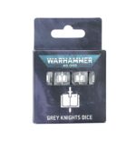 GREY KNIGHTS DICE WARHAMMER 40000. Los Caballeros Grises se encomiendan a sus Pronosticadores, quienes usan misteriosos augurios para adivinar el futuro y trazar el rumbo que deberá seguir el Capítulo para repeler la próxima incursión daemónica. En combate, confían tanto en estas predicciones como en sus propias habilidades y el poder de sus máquinas. Un juego de 16 dados de seis caras con esquinas cuadradas para usar en partidas de Warhammer 40,000, con la temática de los Caballeros Grises. Están fabricados en plástico acrílico de color gris perlado con muescas en tinta blanca, y miden 16 mm de arista. Las caras del 1 al 5 presentan los tradicionales puntos y la cara del 6 luce el icono destierradaemons de los Caballeros del Caos.