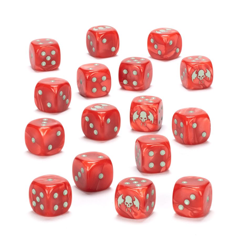 FLESH-EATER COURTS DICE WARHAMMER AGE OF SIGMAR. Las Cortes Comecarne viven engañadas, creyéndose sujetos reales que llevan a cabo su deber hacia su señor y su reino, cuando en realidad son caníbales envilecidos esclavos de sus amos vampíricos. Tal es el fervor de su delirio que marchan a la guerra cuando su señor lo exige, dando sus vidas en servicio a la corte. Un juego de 16 dados de seis caras con esquinas redondeadas para usarlos en partidas de Warhammer Age of Sigmar, con temática de las Cortes Comecarne. Están fabricados en plástico acrílico rojo y negro con efecto mármol y muescas en tinta gris, y miden 16 mm de arista. Las caras del 1 al 5 presentan los tradicionales puntos, mientras que la cara del 6 está adornada con el icono alado de las Cortes Comecarne.