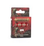 FLESH-EATER COURTS DICE WARHAMMER AGE OF SIGMAR. Las Cortes Comecarne viven engañadas, creyéndose sujetos reales que llevan a cabo su deber hacia su señor y su reino, cuando en realidad son caníbales envilecidos esclavos de sus amos vampíricos. Tal es el fervor de su delirio que marchan a la guerra cuando su señor lo exige, dando sus vidas en servicio a la corte. Un juego de 16 dados de seis caras con esquinas redondeadas para usarlos en partidas de Warhammer Age of Sigmar, con temática de las Cortes Comecarne. Están fabricados en plástico acrílico rojo y negro con efecto mármol y muescas en tinta gris, y miden 16 mm de arista. Las caras del 1 al 5 presentan los tradicionales puntos, mientras que la cara del 6 está adornada con el icono alado de las Cortes Comecarne.