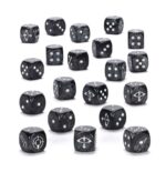 AGE OF DARKNESS DICE SET WARHAMMER THE HORUS HERESY. La Herejía de Horus es una de las épocas más oscuras de la convulsa historia de la humanidad: los mismos soldados y armas que unificaron el Imperium durante la Gran Cruzada acabaron partiéndolo en dos. En estos tiempos sombríos, los guerreros se aferraban a cualquier atisbo de esperanza o propósito que pudieran encontrar. Un juego de 20 dados de seis caras con esquinas redondeadas para usarlos en partidas de Warhammer: The Horus Heresy, con la temática del Señor de la Guerra que marcó aquella época. Están fabricados en plástico acrílico de color negro perlado con muescas de tinta plateada y miden 16 mm de arista. Las caras del 1 al 5 están marcadas con los tradicionales puntos, mientras que la cara del 6 está adornada con el icono rúnico del ojo de Horus.