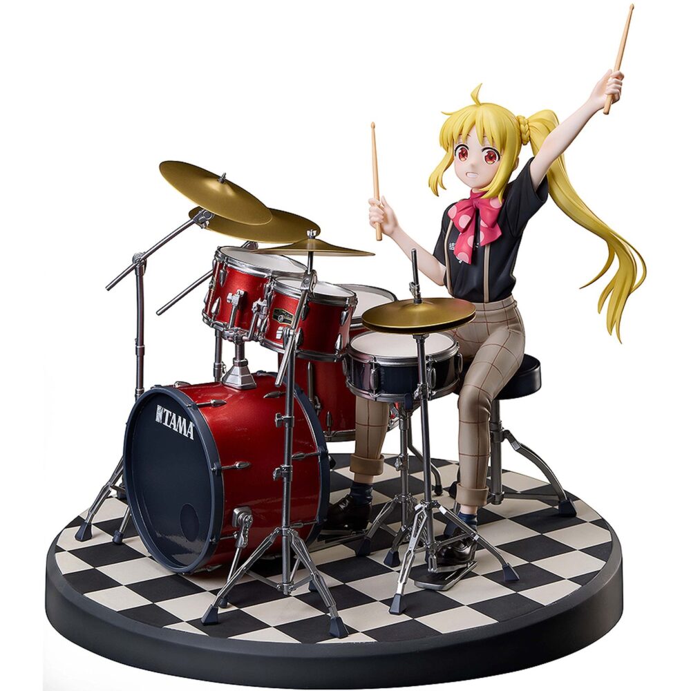 Nijika ijichi bocchi the rock 1/7. Aniplex presenta la figura a escala 1/7 de nijika ijichi, batería de kessoku band en el anime "bocchi the rock! ". Mide aproximadamente 23,5 cm (incluyendo base) y captura al personaje en una pose dinámica tocando la batería enérgicamente con su camiseta de la banda. El set se ha reproducido con precisión, incluyendo detallados soportes, pedales y el logotipo “tama” en la batería con la colaboración de hoshino gakki. El esculpido refleja movimiento en su cabello y brazos, transmitiendo emoción y realismo. Se presenta en una base circular con diseño de ajedrez.