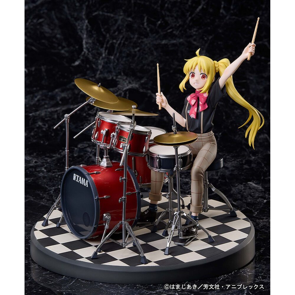 Nijika ijichi bocchi the rock 1/7. Aniplex presenta la figura a escala 1/7 de nijika ijichi, batería de kessoku band en el anime "bocchi the rock! ". Mide aproximadamente 23,5 cm (incluyendo base) y captura al personaje en una pose dinámica tocando la batería enérgicamente con su camiseta de la banda. El set se ha reproducido con precisión, incluyendo detallados soportes, pedales y el logotipo “tama” en la batería con la colaboración de hoshino gakki. El esculpido refleja movimiento en su cabello y brazos, transmitiendo emoción y realismo. Se presenta en una base circular con diseño de ajedrez.