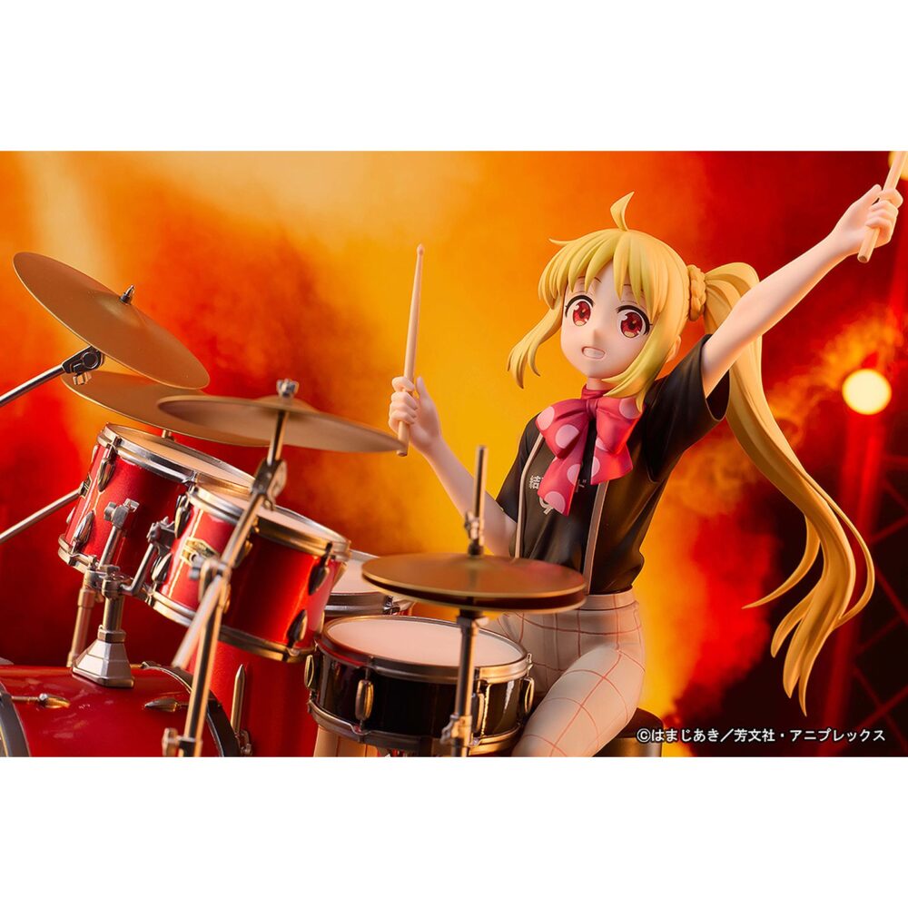 Nijika ijichi bocchi the rock 1/7. Aniplex presenta la figura a escala 1/7 de nijika ijichi, batería de kessoku band en el anime "bocchi the rock! ". Mide aproximadamente 23,5 cm (incluyendo base) y captura al personaje en una pose dinámica tocando la batería enérgicamente con su camiseta de la banda. El set se ha reproducido con precisión, incluyendo detallados soportes, pedales y el logotipo “tama” en la batería con la colaboración de hoshino gakki. El esculpido refleja movimiento en su cabello y brazos, transmitiendo emoción y realismo. Se presenta en una base circular con diseño de ajedrez.