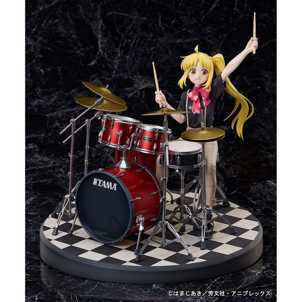 Nijika ijichi bocchi the rock 1/7. Aniplex presenta la figura a escala 1/7 de nijika ijichi, batería de kessoku band en el anime "bocchi the rock! ". Mide aproximadamente 23,5 cm (incluyendo base) y captura al personaje en una pose dinámica tocando la batería enérgicamente con su camiseta de la banda. El set se ha reproducido con precisión, incluyendo detallados soportes, pedales y el logotipo “tama” en la batería con la colaboración de hoshino gakki. El esculpido refleja movimiento en su cabello y brazos, transmitiendo emoción y realismo. Se presenta en una base circular con diseño de ajedrez.