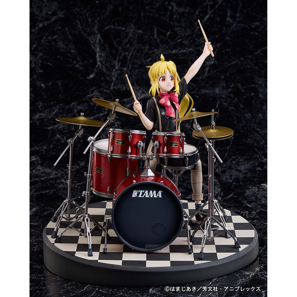 Nijika ijichi bocchi the rock 1/7. Aniplex presenta la figura a escala 1/7 de nijika ijichi, batería de kessoku band en el anime "bocchi the rock! ". Mide aproximadamente 23,5 cm (incluyendo base) y captura al personaje en una pose dinámica tocando la batería enérgicamente con su camiseta de la banda. El set se ha reproducido con precisión, incluyendo detallados soportes, pedales y el logotipo “tama” en la batería con la colaboración de hoshino gakki. El esculpido refleja movimiento en su cabello y brazos, transmitiendo emoción y realismo. Se presenta en una base circular con diseño de ajedrez.