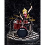 NIJIKA IJICHI BOCCHI THE ROCK 1/7. Aniplex presenta la figura a escala 1/7 de Nijika Ijichi, batería de Kessoku Band en el anime "Bocchi the Rock!". Mide aproximadamente 23,5 cm (incluyendo base) y captura al personaje en una pose dinámica tocando la batería enérgicamente con su camiseta de la banda. El set se ha reproducido con precisión, incluyendo detallados soportes, pedales y el logotipo “TAMA” en la batería con la colaboración de Hoshino Gakki. El esculpido refleja movimiento en su cabello y brazos, transmitiendo emoción y realismo. Se presenta en una base circular con diseño de ajedrez.