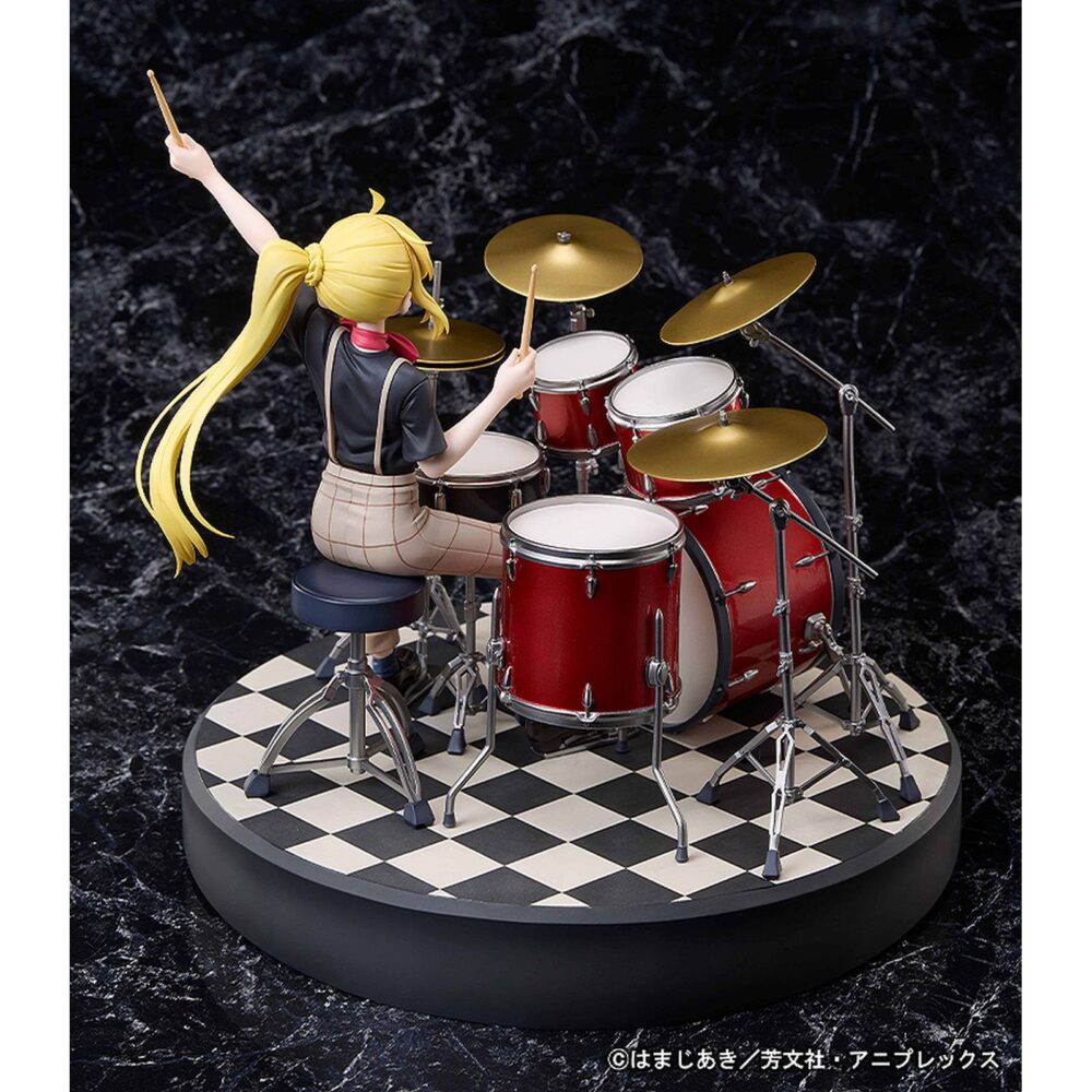 Nijika ijichi bocchi the rock 1/7. Aniplex presenta la figura a escala 1/7 de nijika ijichi, batería de kessoku band en el anime "bocchi the rock! ". Mide aproximadamente 23,5 cm (incluyendo base) y captura al personaje en una pose dinámica tocando la batería enérgicamente con su camiseta de la banda. El set se ha reproducido con precisión, incluyendo detallados soportes, pedales y el logotipo “tama” en la batería con la colaboración de hoshino gakki. El esculpido refleja movimiento en su cabello y brazos, transmitiendo emoción y realismo. Se presenta en una base circular con diseño de ajedrez.