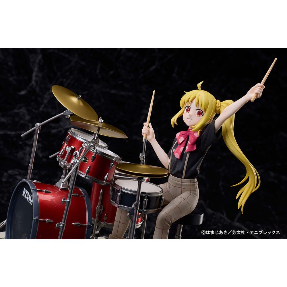Nijika ijichi bocchi the rock 1/7. Aniplex presenta la figura a escala 1/7 de nijika ijichi, batería de kessoku band en el anime "bocchi the rock! ". Mide aproximadamente 23,5 cm (incluyendo base) y captura al personaje en una pose dinámica tocando la batería enérgicamente con su camiseta de la banda. El set se ha reproducido con precisión, incluyendo detallados soportes, pedales y el logotipo “tama” en la batería con la colaboración de hoshino gakki. El esculpido refleja movimiento en su cabello y brazos, transmitiendo emoción y realismo. Se presenta en una base circular con diseño de ajedrez.