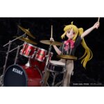 NIJIKA IJICHI BOCCHI THE ROCK 1/7. Aniplex presenta la figura a escala 1/7 de Nijika Ijichi, batería de Kessoku Band en el anime "Bocchi the Rock!". Mide aproximadamente 23,5 cm (incluyendo base) y captura al personaje en una pose dinámica tocando la batería enérgicamente con su camiseta de la banda. El set se ha reproducido con precisión, incluyendo detallados soportes, pedales y el logotipo “TAMA” en la batería con la colaboración de Hoshino Gakki. El esculpido refleja movimiento en su cabello y brazos, transmitiendo emoción y realismo. Se presenta en una base circular con diseño de ajedrez.