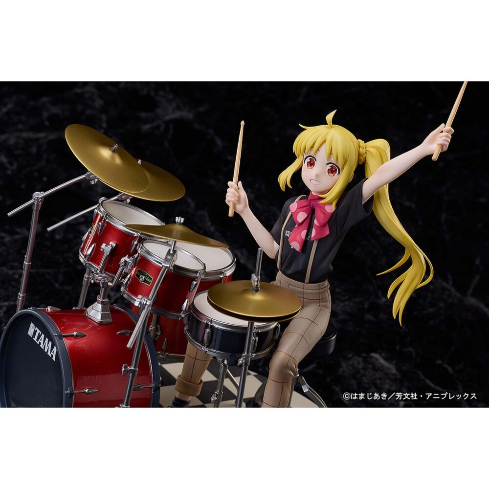 Nijika ijichi bocchi the rock 1/7. Aniplex presenta la figura a escala 1/7 de nijika ijichi, batería de kessoku band en el anime "bocchi the rock! ". Mide aproximadamente 23,5 cm (incluyendo base) y captura al personaje en una pose dinámica tocando la batería enérgicamente con su camiseta de la banda. El set se ha reproducido con precisión, incluyendo detallados soportes, pedales y el logotipo “tama” en la batería con la colaboración de hoshino gakki. El esculpido refleja movimiento en su cabello y brazos, transmitiendo emoción y realismo. Se presenta en una base circular con diseño de ajedrez.