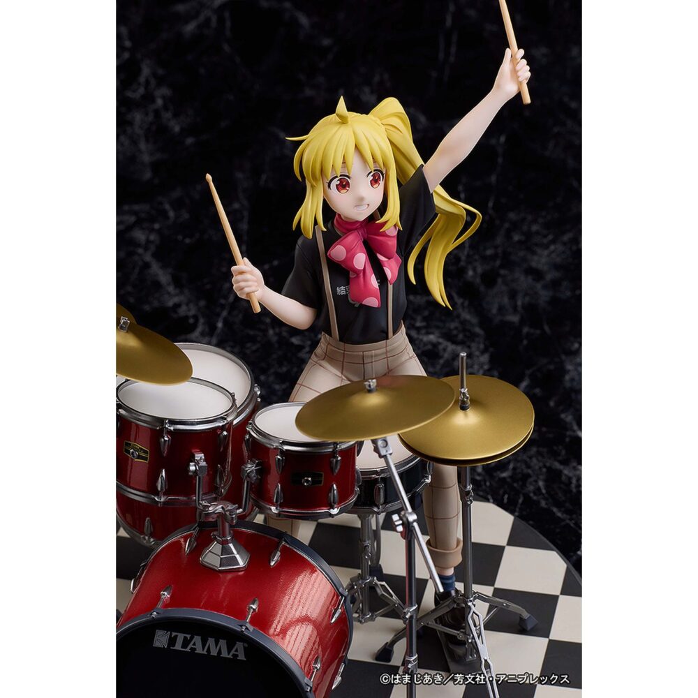 Nijika ijichi bocchi the rock 1/7. Aniplex presenta la figura a escala 1/7 de nijika ijichi, batería de kessoku band en el anime "bocchi the rock! ". Mide aproximadamente 23,5 cm (incluyendo base) y captura al personaje en una pose dinámica tocando la batería enérgicamente con su camiseta de la banda. El set se ha reproducido con precisión, incluyendo detallados soportes, pedales y el logotipo “tama” en la batería con la colaboración de hoshino gakki. El esculpido refleja movimiento en su cabello y brazos, transmitiendo emoción y realismo. Se presenta en una base circular con diseño de ajedrez.